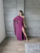 Cargar imagen en el visor de la galería, Máncora - Vestido largo con capa ciruela
