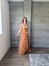 Cargar imagen en el visor de la galería, Coraline - Vestido largo de tul color mostaza
