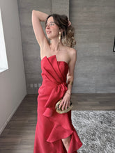 Cargar imagen en el visor de la galería, Odetta - Vestido largo strapless rojo
