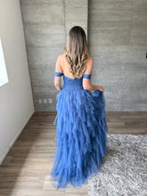 Cargar imagen en el visor de la galería, Ello - Vestido largo hombros caídos de tul azul humo
