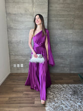 Cargar imagen en el visor de la galería, Abu Dhabi - Vestido morado largo plisado
