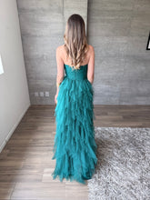 Cargar imagen en el visor de la galería, Raigal - Vestido largo strapless de tul verde esmeralda
