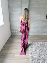 Cargar imagen en el visor de la galería, Caliz - Vestido largode satín ciruela
