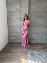 Cargar imagen en el visor de la galería, Marena - Vestido strapless de satín rosa
