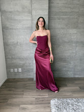 Cargar imagen en el visor de la galería, Praiano - Vestido largo strapless vino
