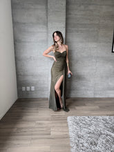 Cargar imagen en el visor de la galería, Barbadillo - Vestido largo de mesh con corset olivo
