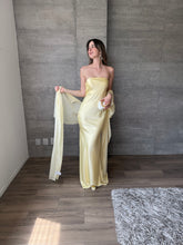 Cargar imagen en el visor de la galería, Sodi -  Vestido largo strapless satinado amarillo
