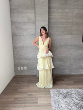 Cargar imagen en el visor de la galería, Juliette - Vestido largo plisado con olanes amarillo mantequilla
