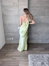 Cargar imagen en el visor de la galería, Elodie - Vestido largo satinado lima

