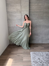 Cargar imagen en el visor de la galería, Loretta - Vestido largo plisado verde sage

