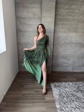 Cargar imagen en el visor de la galería, Donatella - Vestido largo con una manga olivo
