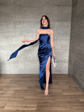 Cargar imagen en el visor de la galería, Marena - Vestido largo satinado strapless azul marino
