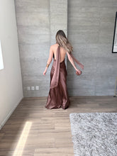 Cargar imagen en el visor de la galería, Milah - Vestido largo halter de satín chocolate
