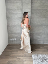 Cargar imagen en el visor de la galería, Caliz - Vestido largo satín color marfil
