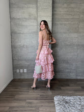 Cargar imagen en el visor de la galería, Peonia - Vestido crochet midi rosa
