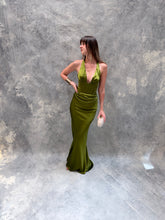 Cargar imagen en el visor de la galería, Loren - Vestido largo de satin color olivo
