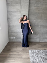Cargar imagen en el visor de la galería, Sodi - Vestido largo strapless satinado marino
