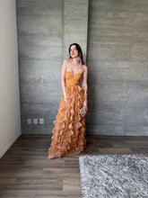 Cargar imagen en el visor de la galería, Coraline - Vestido largo de tul color mostaza
