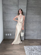 Cargar imagen en el visor de la galería, Piera - Vestido largo satinado champagne
