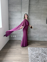 Cargar imagen en el visor de la galería, Máncora - Vestido largo con capa ciruela
