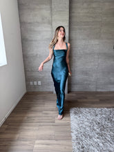 Cargar imagen en el visor de la galería, Masha - Vestido largo satinado verde azulado
