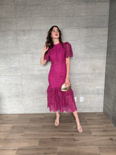 Cargar imagen en el visor de la galería, Marcelline - Vestido midi crochet magenta
