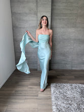 Cargar imagen en el visor de la galería, Caliz - Vestido largo satinado azul claro
