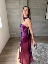 Cargar imagen en el visor de la galería, Marena - Vestido strapless de satín morado
