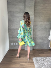 Cargar imagen en el visor de la galería, Caliope - Vestido corto verde multicolor con olanes
