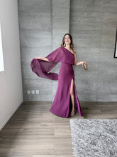 Cargar imagen en el visor de la galería, Máncora - Vestido largo con capa ciruela
