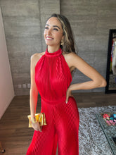 Cargar imagen en el visor de la galería, Gala - Jumpsuit rojo plisado halter
