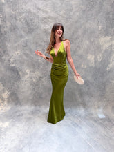 Cargar imagen en el visor de la galería, Loren - Vestido largo de satin color olivo
