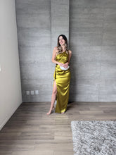 Cargar imagen en el visor de la galería, Duna - Vestido largo satinado verde
