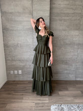 Cargar imagen en el visor de la galería, Viña - Vestido largo con olanes olivo
