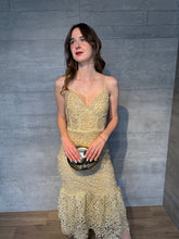 Cargar imagen en el visor de la galería, Ophelia - Vestido midi crochet dorado
