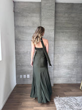 Cargar imagen en el visor de la galería, Velaria - Vestido largo verde olivo
