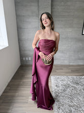 Cargar imagen en el visor de la galería, Caliz - Vestido largode satín ciruela
