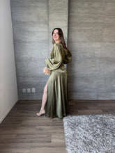Cargar imagen en el visor de la galería, Clare - Vestido largo com mangas olivo
