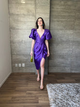 Cargar imagen en el visor de la galería, Macarena - Vestido morado midi satinado
