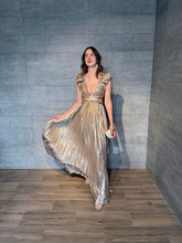 Cargar imagen en el visor de la galería, Celestine - Vestido largo plisado champagne
