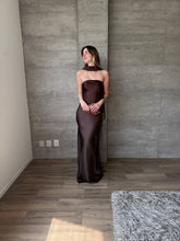 Cargar imagen en el visor de la galería, Sodi - Vestido largo strapless satinado café
