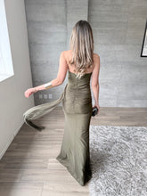 Cargar imagen en el visor de la galería, Barbadillo - Vestido largo de mesh con corset olivo
