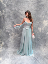 Cargar imagen en el visor de la galería, Keirah - Vestido largo strapless con corset en color menta
