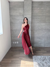 Cargar imagen en el visor de la galería, Nicola - Vestido midi plisado vino
