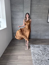 Cargar imagen en el visor de la galería, Nicola - Vestido midi plisado ocre
