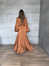 Cargar imagen en el visor de la galería, Clare - Vestido largo con mangas color cobre
