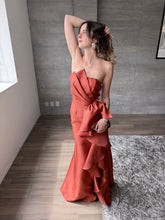 Cargar imagen en el visor de la galería, Odetta - Vestido strapless con olanes terracota
