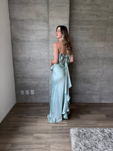 Cargar imagen en el visor de la galería, Caliz - Vestido largo satinado azul claro
