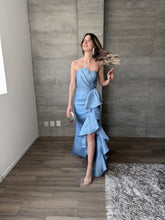 Cargar imagen en el visor de la galería, Odetta - Vestido largo strapless azul cielo
