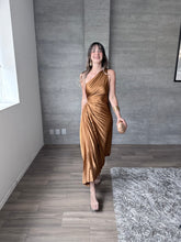 Cargar imagen en el visor de la galería, Nicola - Vestido midi plisado ocre
